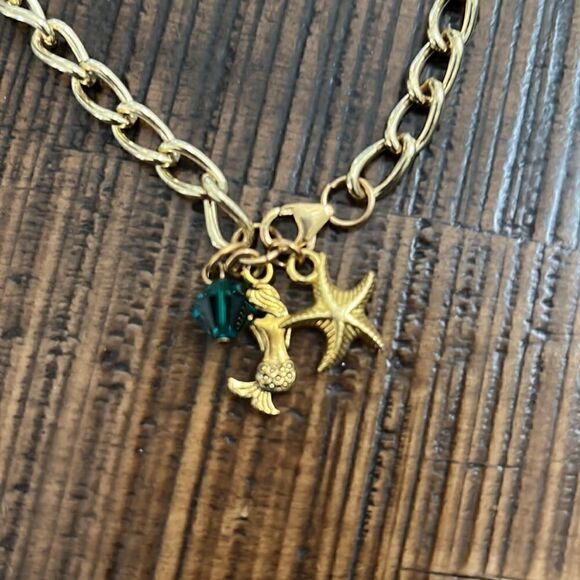 Pretty goldtone charm choker - Picture 2 of 2